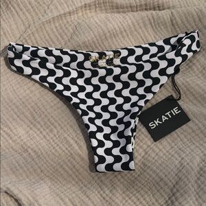 Skatie Monochrome Wave Bikini Bottom black and white NWT DYLAN style